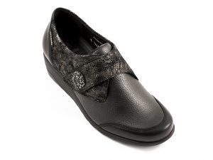 Zapato con velcro subido es en material elástico con un ligero brillo metalizado y combinado en piel grabada MEPHISTO
