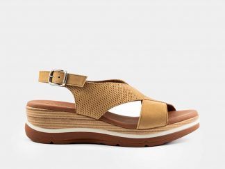 Sandalia con diseño de tiras cruzadas con cuña y plataforma Paula Urban