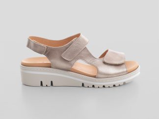 sandalia de velcro beige