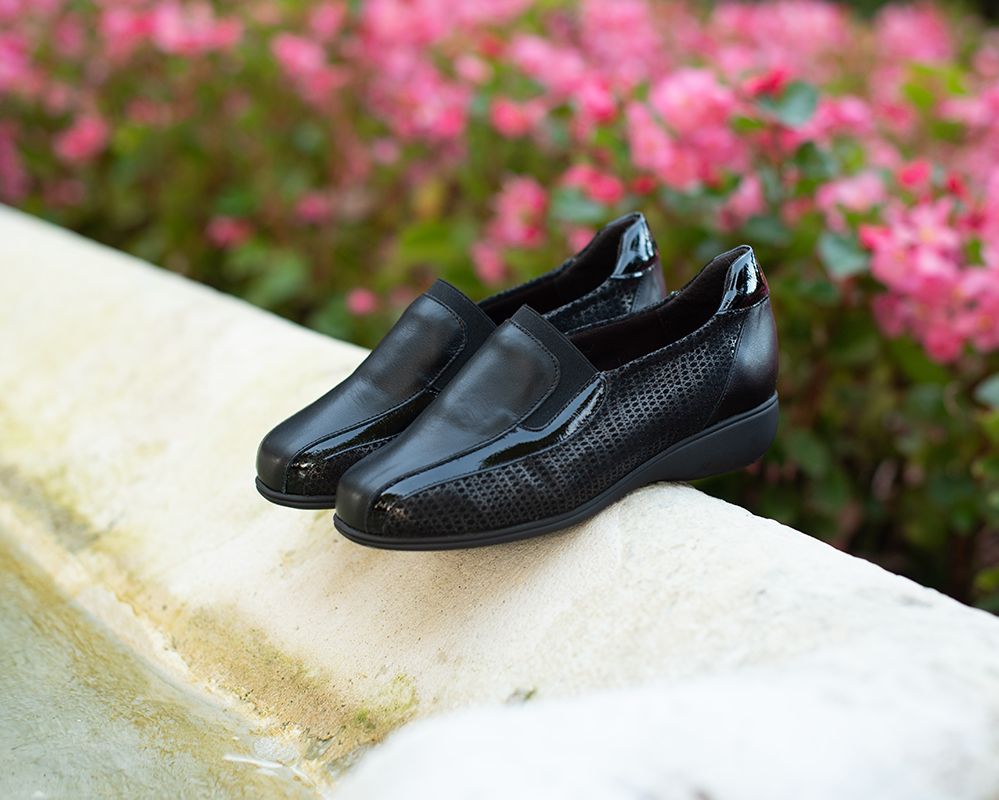 mocasines negros de piel