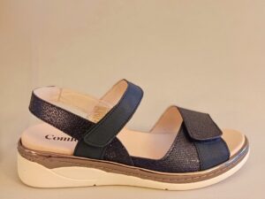 Sandalia de señora con ajustes de velcro.