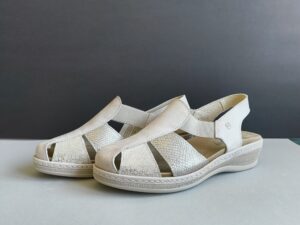 Zapato de Puntera Cerrada con Cuña