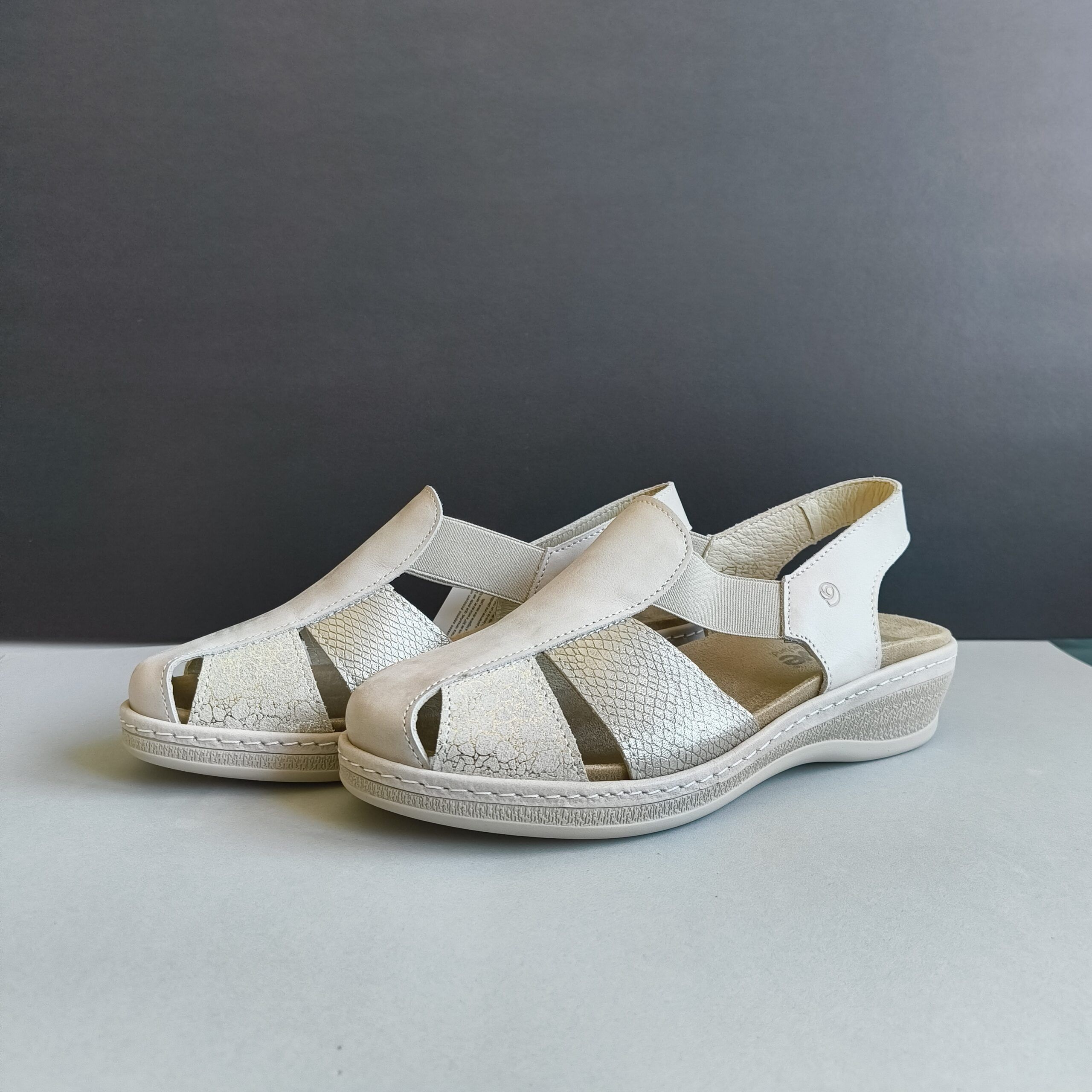 Zapato de Puntera Cerrada con Cuña