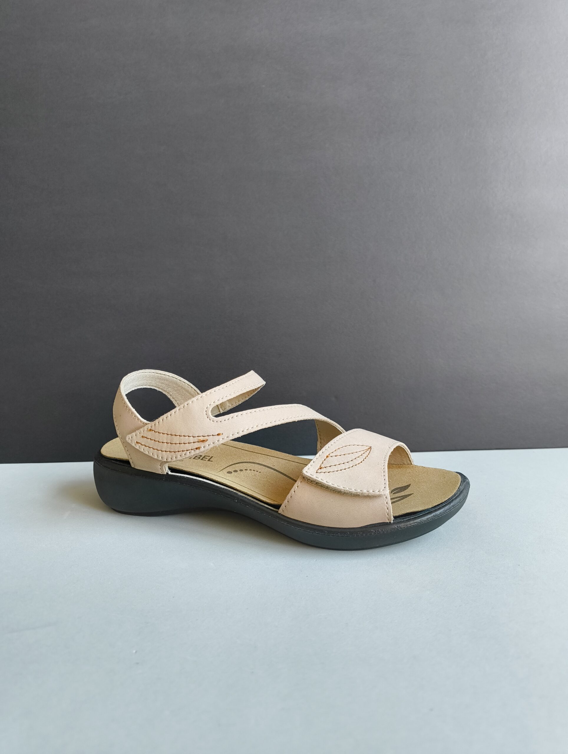 Sandalia de Velcro de Señora en Piel de Nobuk – Elegancia y Confort - Imagen 4