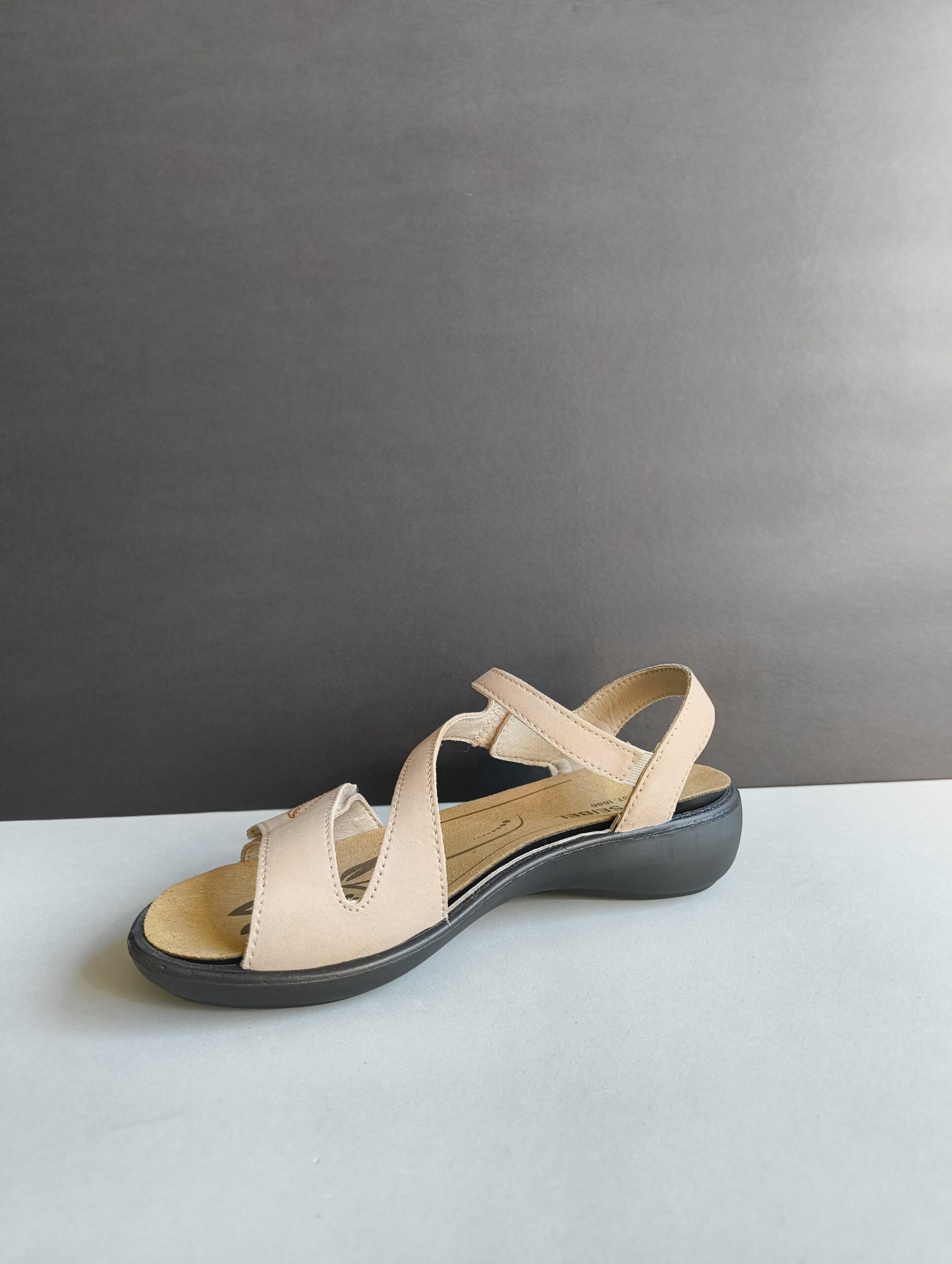 Sandalia de Velcro de Señora en Piel de Nobuk – Elegancia y Confort - Imagen 3