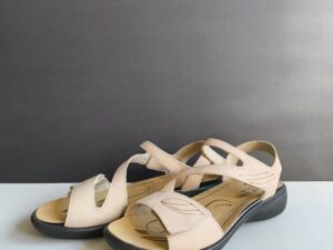 Sandalia de Velcro de Señora en Piel de Nobuk – Elegancia y Confort