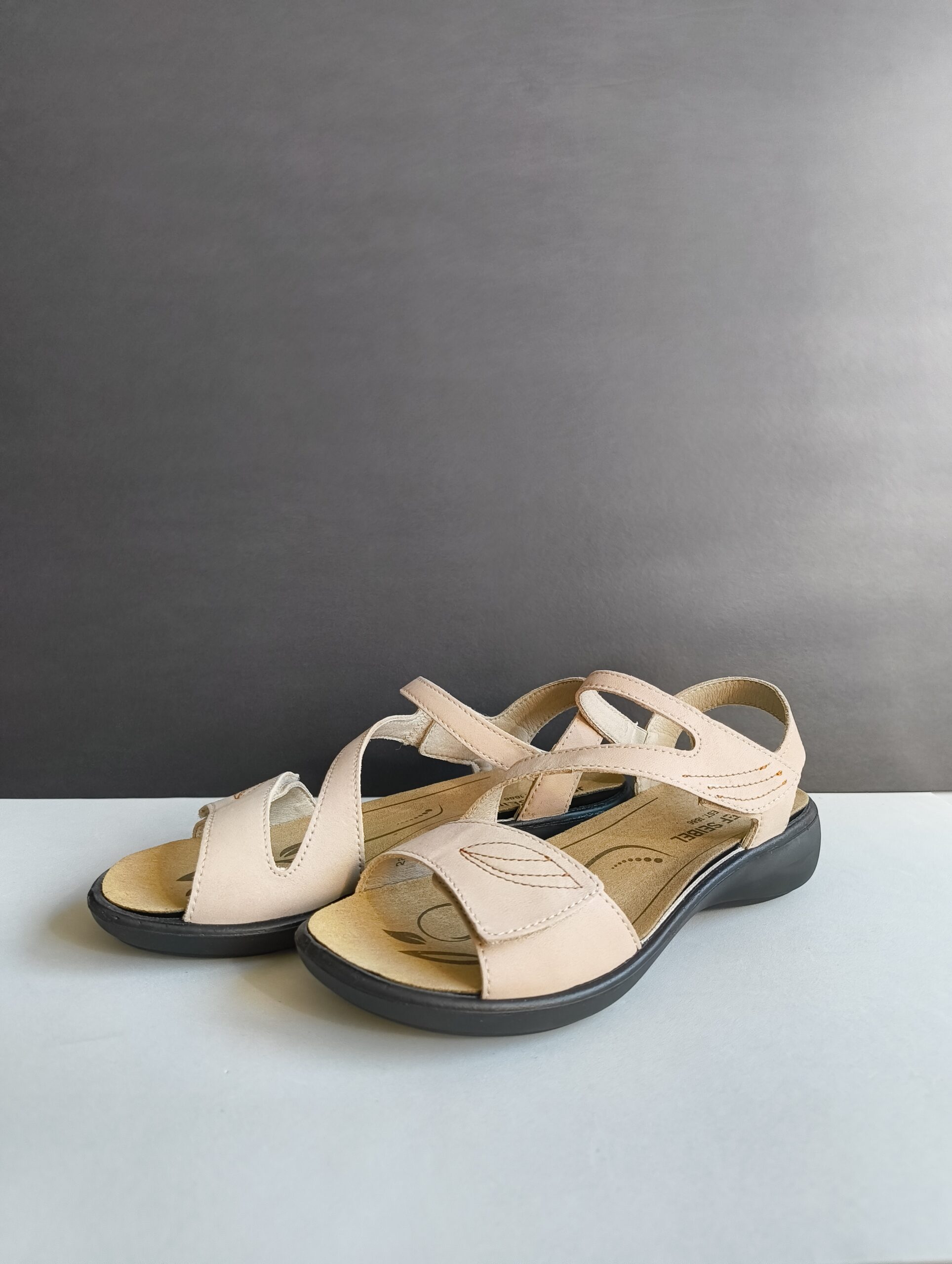 Sandalia de Velcro de Señora en Piel de Nobuk – Elegancia y Confort