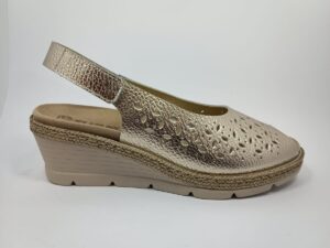 Sandalia de Escote Redondo y Piel Troquelada