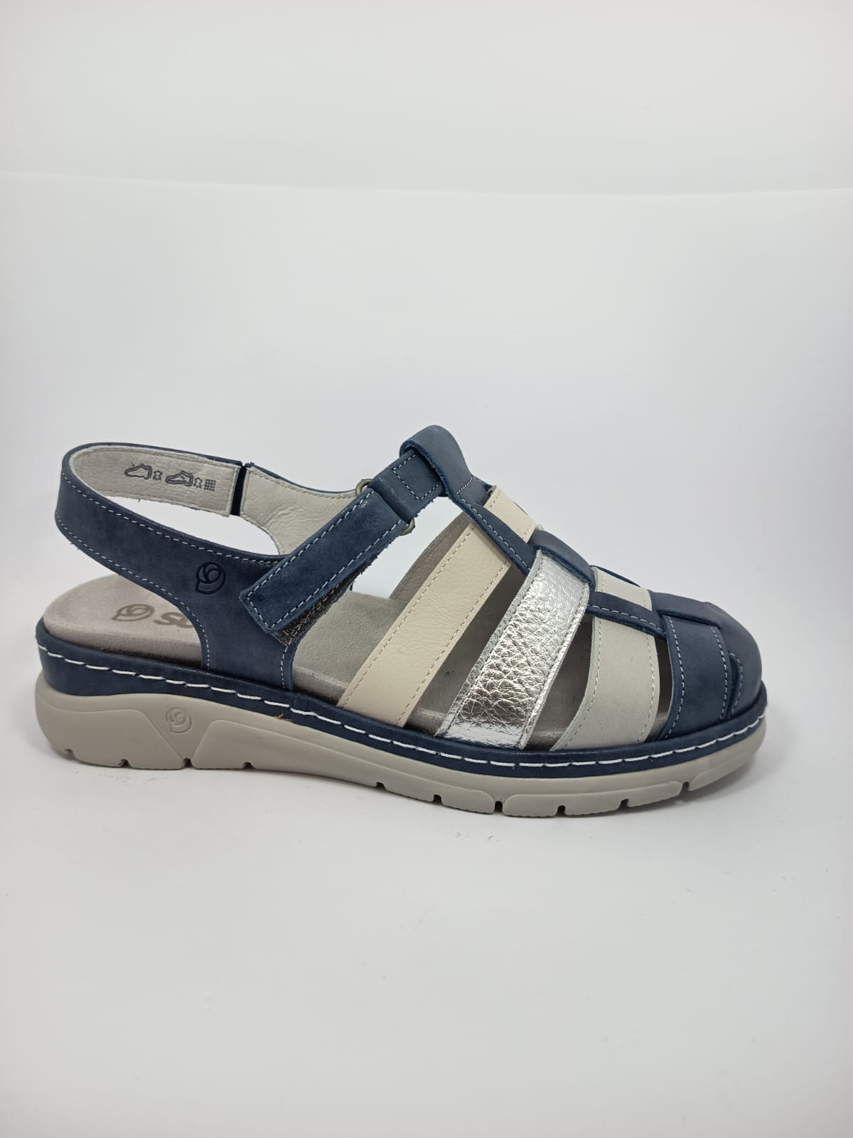 Sandalia de Puntera Cerrada con Ajuste de Velcro