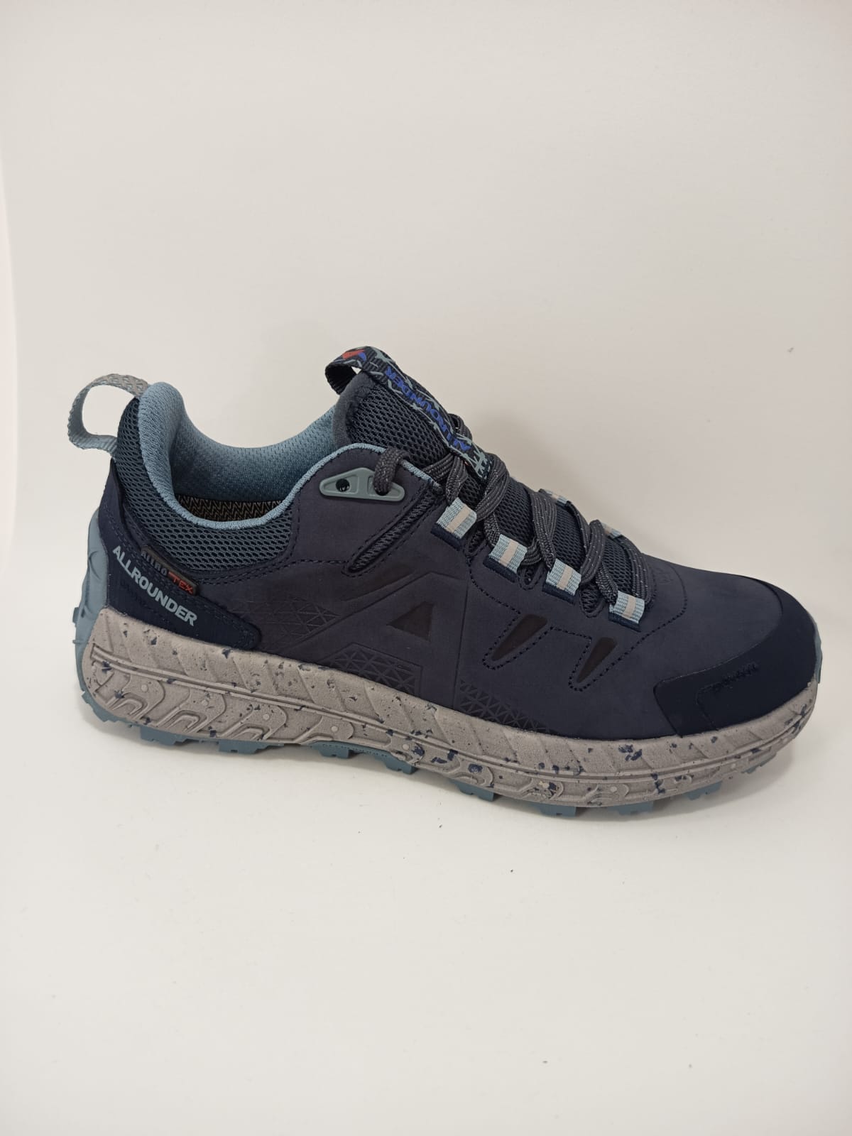 Zapatilla outdoor mujer azul marino y gris con cámara de aire y ancho especial