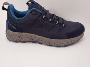 Zapatilla outdoor hombre azul marino con cámara de aire y ancho especial