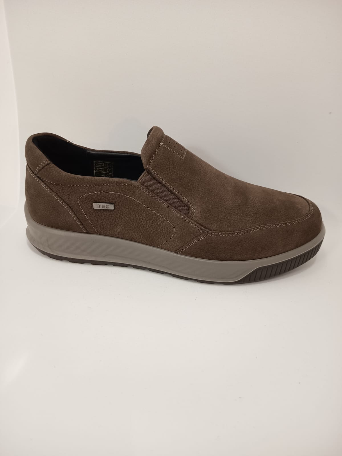 Zapato hombre marrón sin cordones tipo slip-on